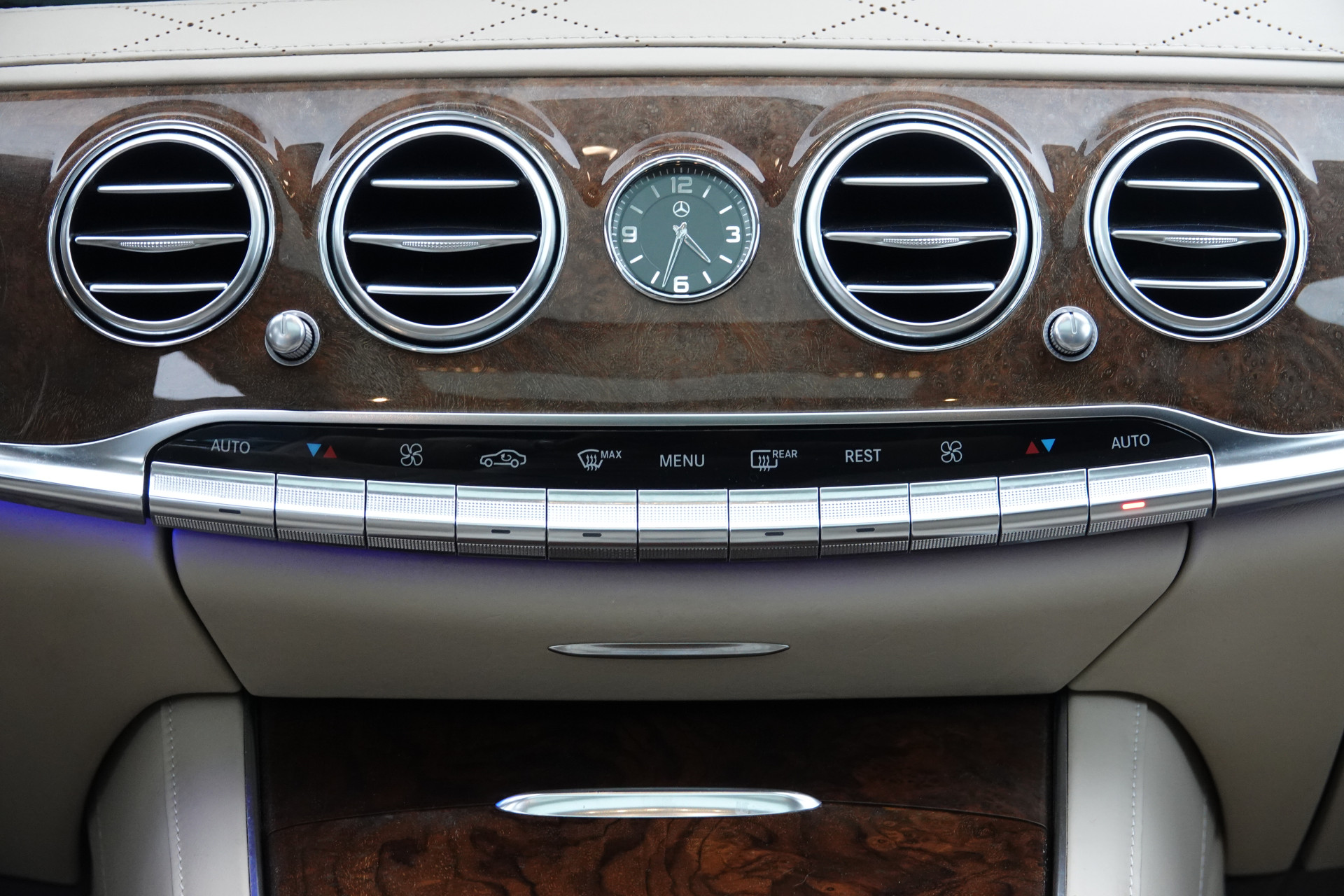 tweedehands Mercedes-Benz S-Klasse 500 Lang Edition 1 | Pano | Chauffeurspakket | NightVision | Burmester | Massage |  – beschikbaar bij Van de Velde Auto’s