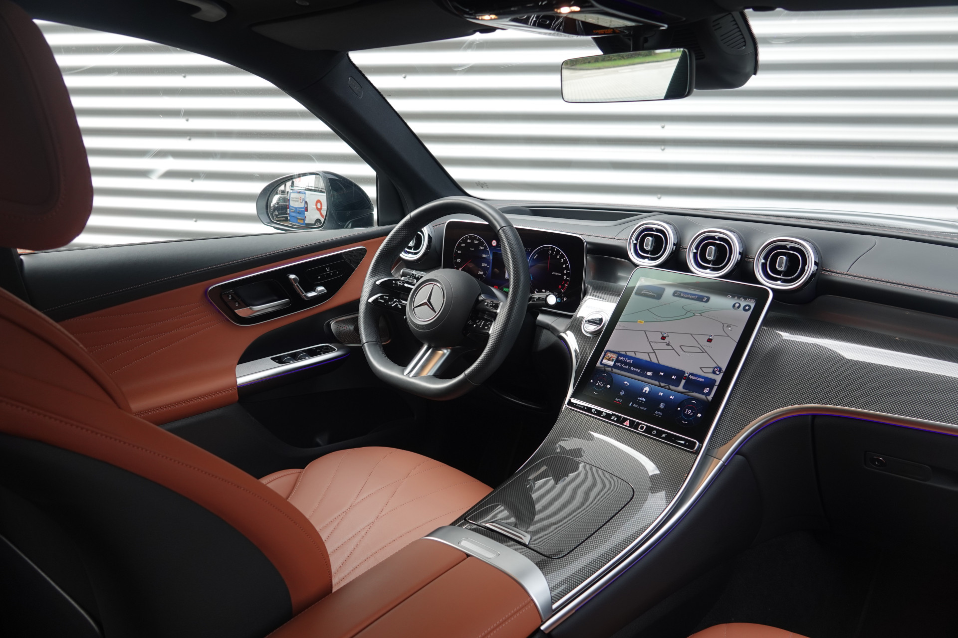 tweedehands Mercedes-Benz GLC 400e 4MATIC AMG Line | Pano | Achteras Sturing | Luchtvering | Burmester | Trekhaak | HUD |  – beschikbaar bij Van de Velde Auto’s