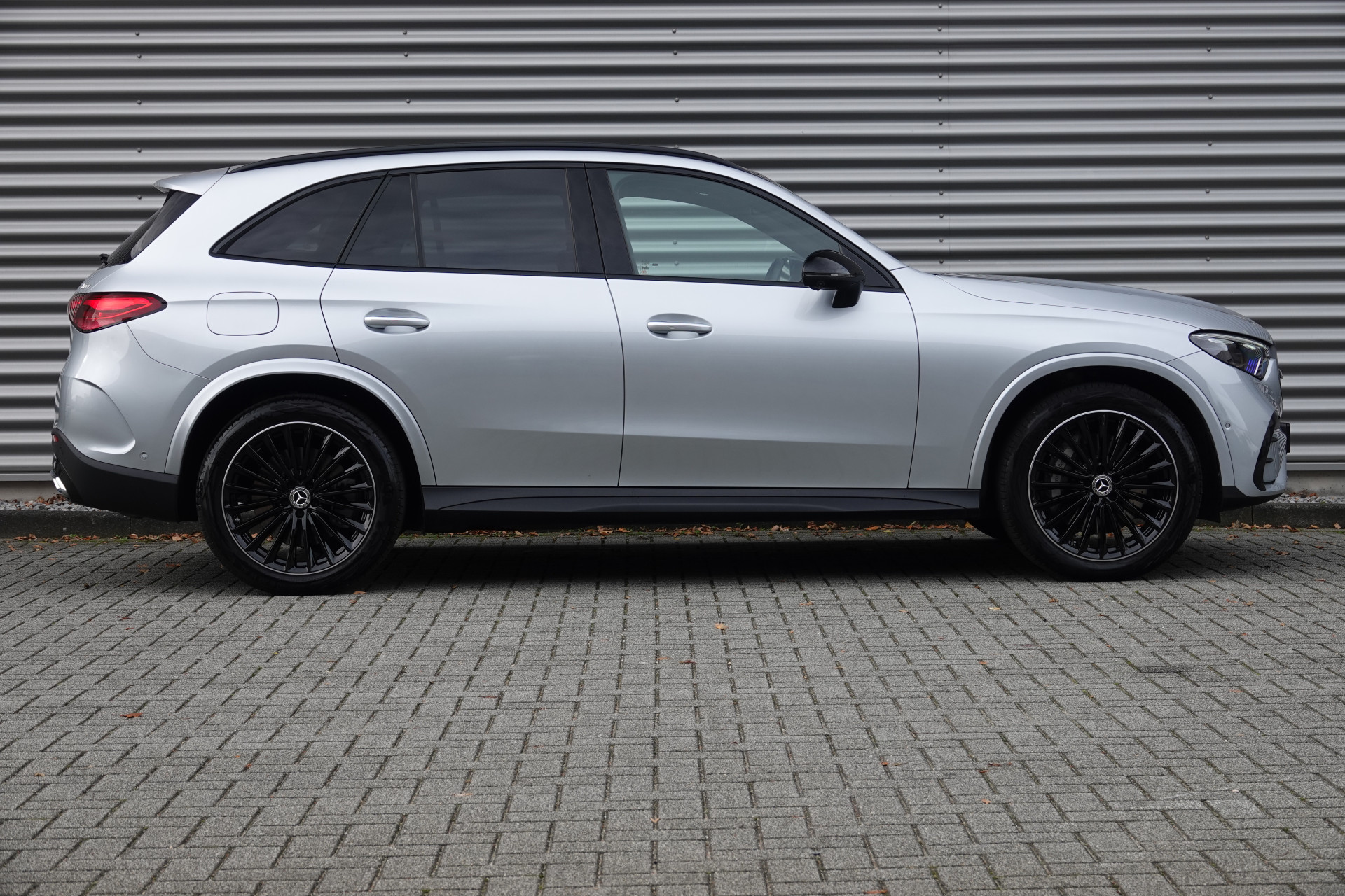 tweedehands Mercedes-Benz GLC 400e 4MATIC AMG Line | Pano | Achteras Sturing | Luchtvering | Burmester | Trekhaak | HUD |  – beschikbaar bij Van de Velde Auto’s
