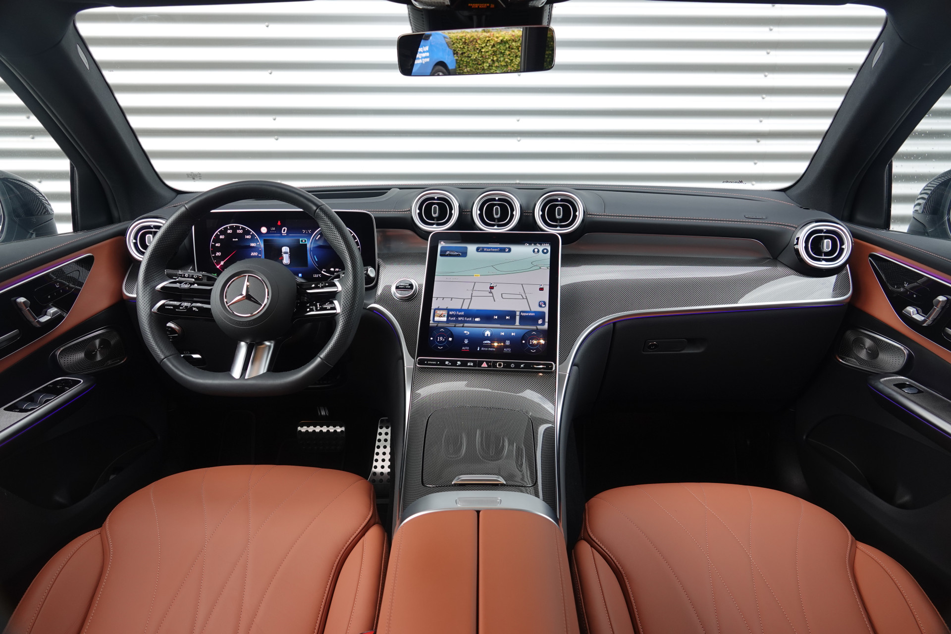 tweedehands Mercedes-Benz GLC 400e 4MATIC AMG Line | Pano | Achteras Sturing | Luchtvering | Burmester | Trekhaak | HUD |  – beschikbaar bij Van de Velde Auto’s