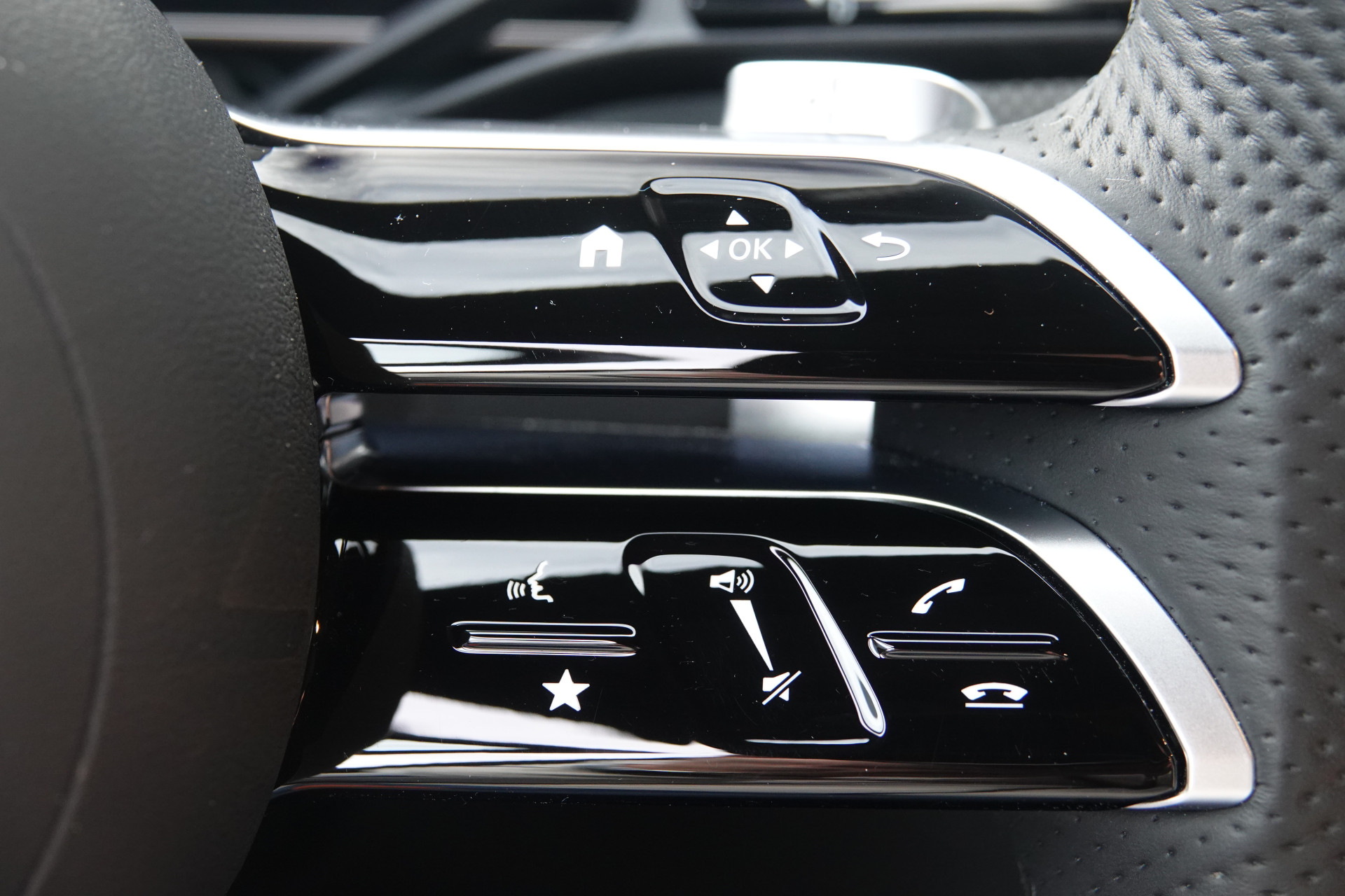 tweedehands Mercedes-Benz GLC 400e 4MATIC AMG Line | Pano | Achteras Sturing | Luchtvering | Burmester | Trekhaak | HUD |  – beschikbaar bij Van de Velde Auto’s