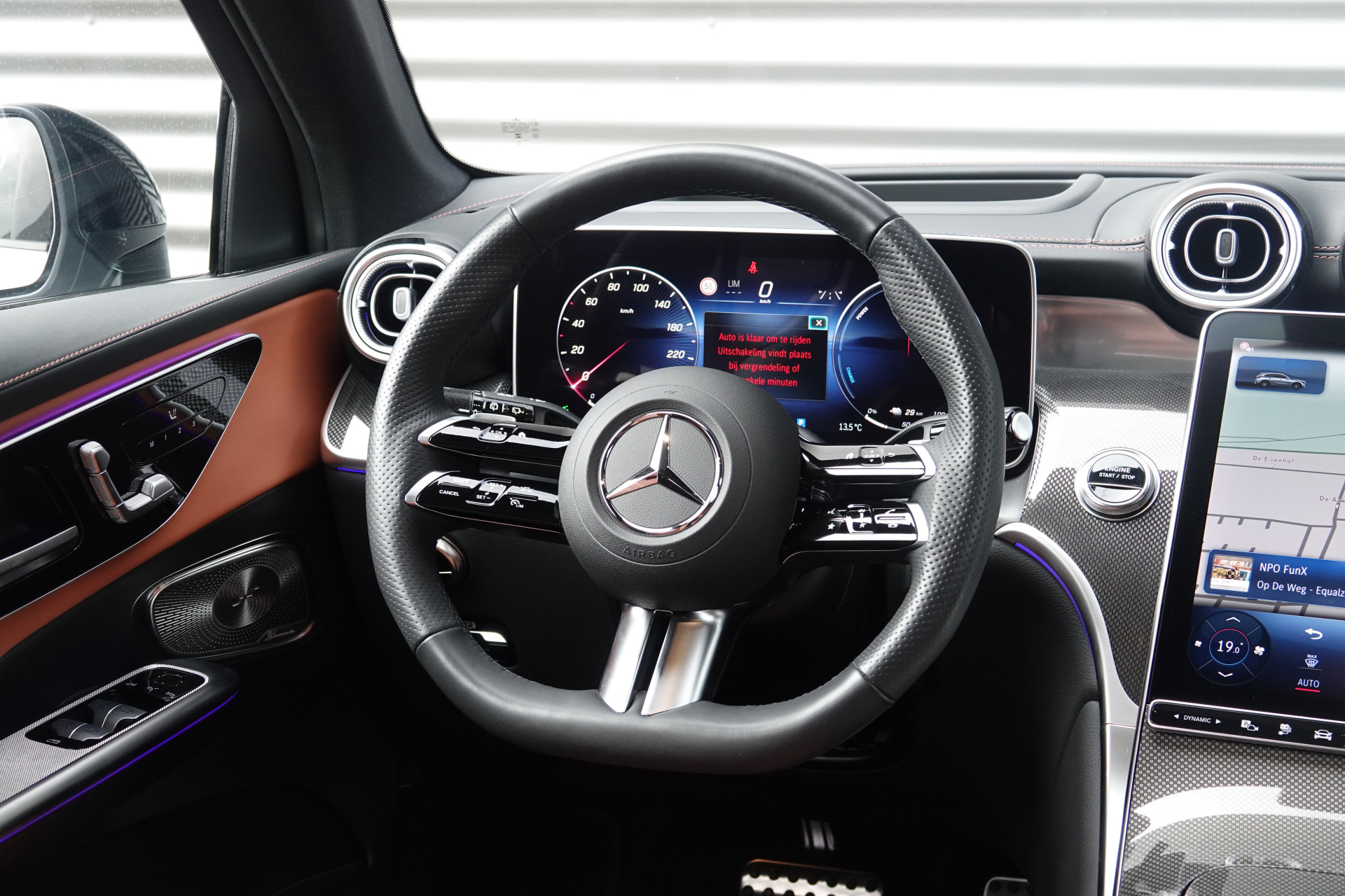 tweedehands Mercedes-Benz GLC 400e 4MATIC AMG Line | Pano | Achteras Sturing | Luchtvering | Burmester | Trekhaak | HUD |  – beschikbaar bij Van de Velde Auto’s