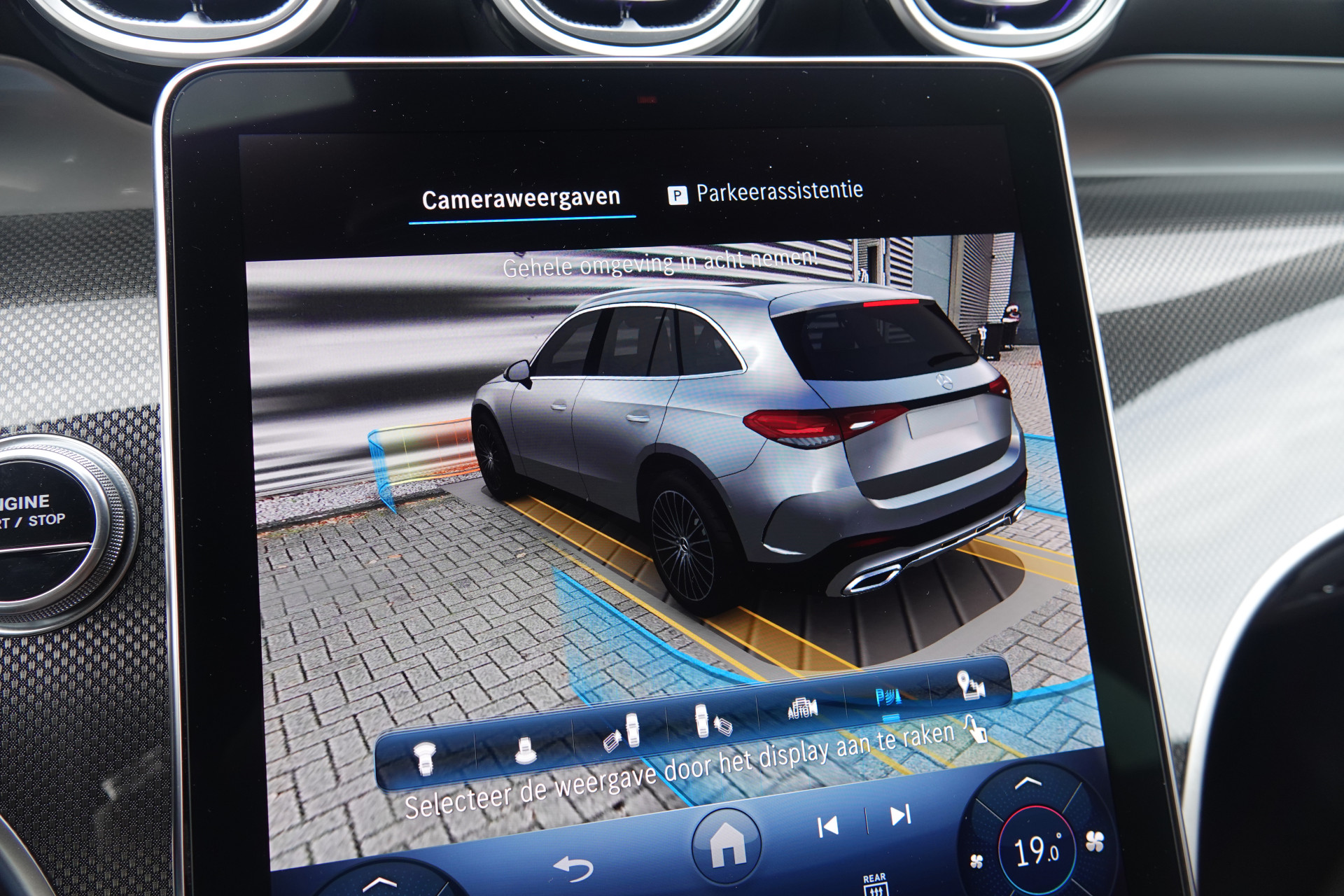 tweedehands Mercedes-Benz GLC 400e 4MATIC AMG Line | Pano | Achteras Sturing | Luchtvering | Burmester | Trekhaak | HUD |  – beschikbaar bij Van de Velde Auto’s