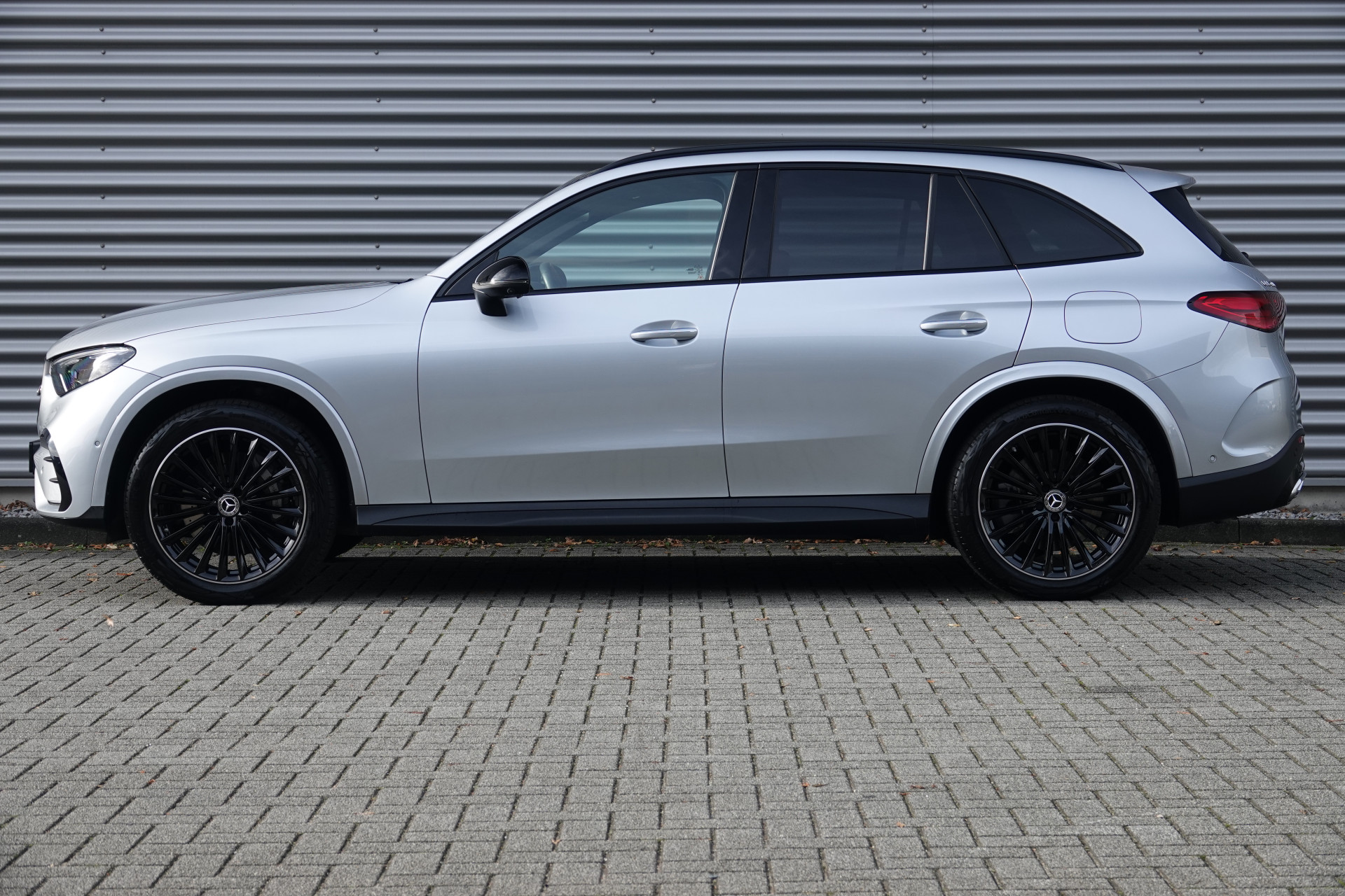tweedehands Mercedes-Benz GLC 400e 4MATIC AMG Line | Pano | Achteras Sturing | Luchtvering | Burmester | Trekhaak | HUD |  – beschikbaar bij Van de Velde Auto’s