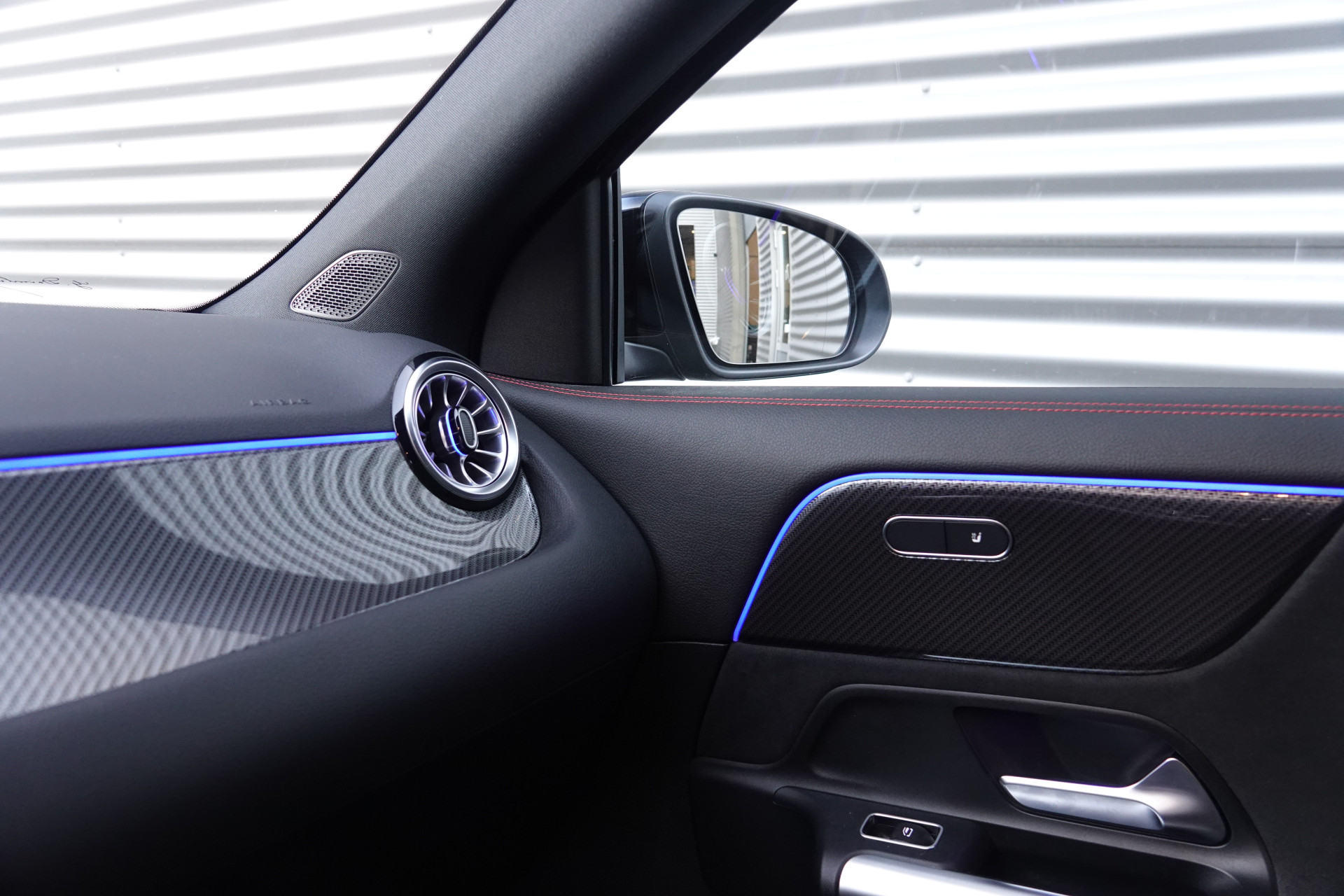 tweedehands Mercedes-Benz GLA 200 AMG Line Night Pakket | Trekhaak | Sfeerverlichting | Camera | BTW |  – beschikbaar bij Van de Velde Auto’s