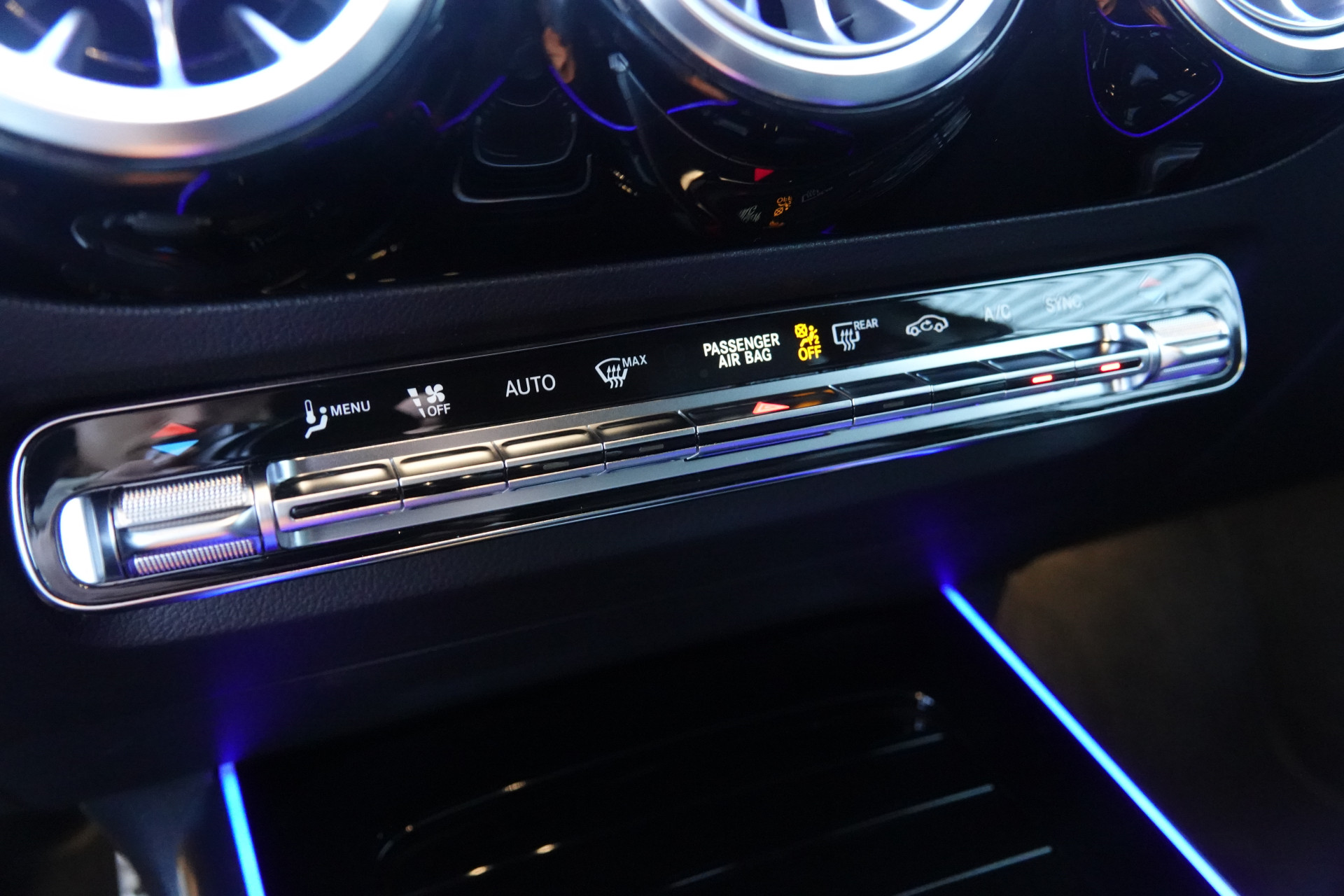 tweedehands Mercedes-Benz GLA 200 AMG Line Night Pakket | Trekhaak | Sfeerverlichting | Camera | BTW |  – beschikbaar bij Van de Velde Auto’s