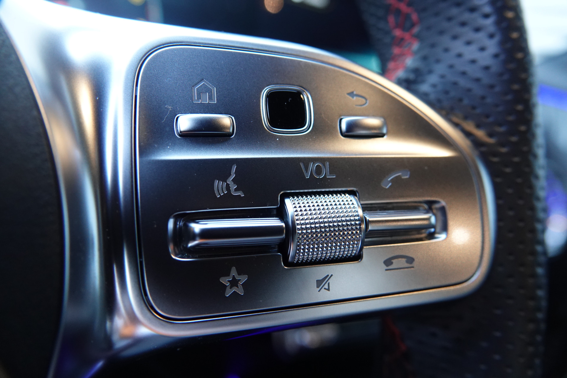 tweedehands Mercedes-Benz GLA 200 AMG Line Night Pakket | Trekhaak | Sfeerverlichting | Camera | BTW |  – beschikbaar bij Van de Velde Auto’s