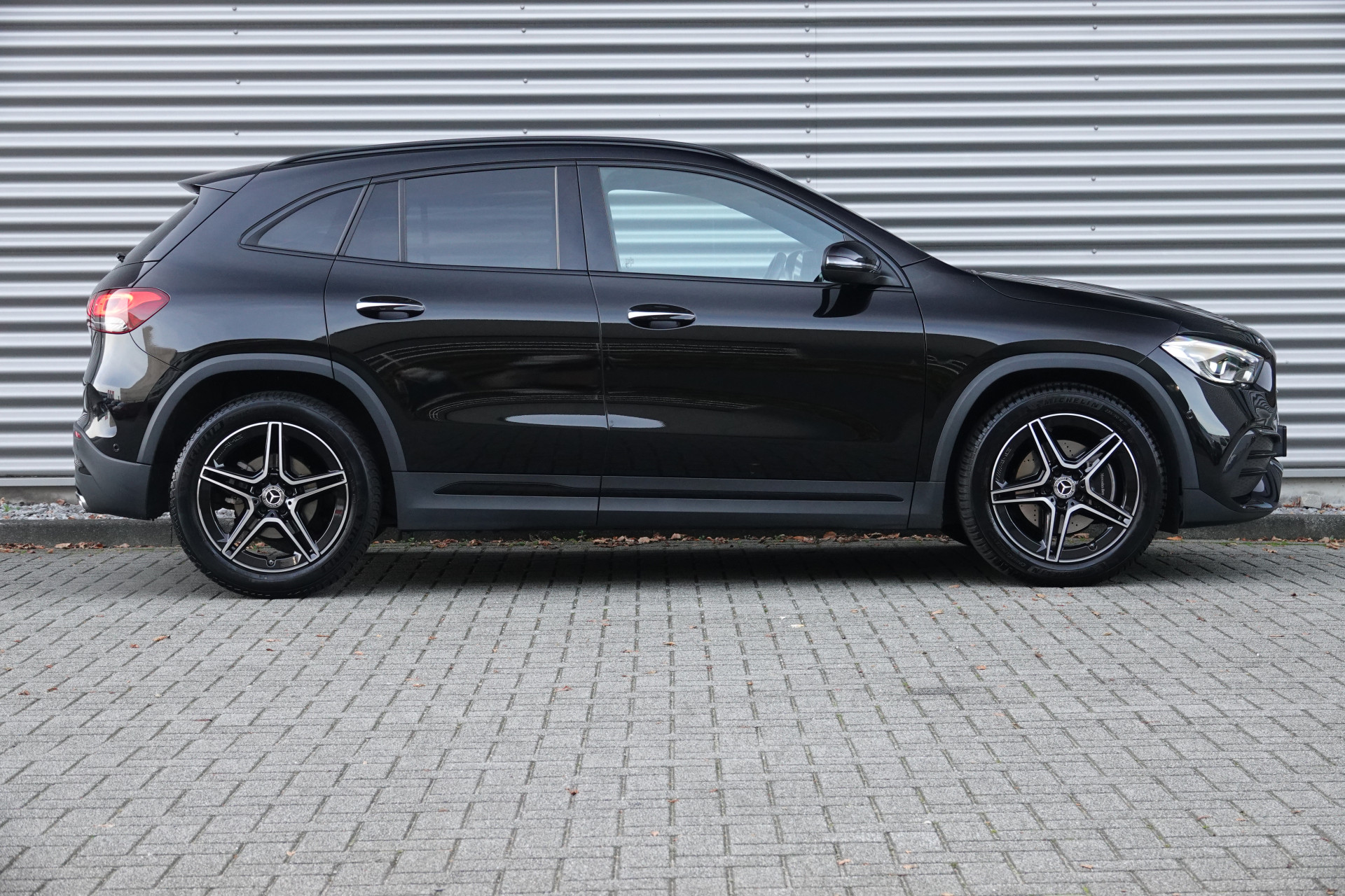 tweedehands Mercedes-Benz GLA 200 AMG Line Night Pakket | Trekhaak | Sfeerverlichting | Camera | BTW |  – beschikbaar bij Van de Velde Auto’s