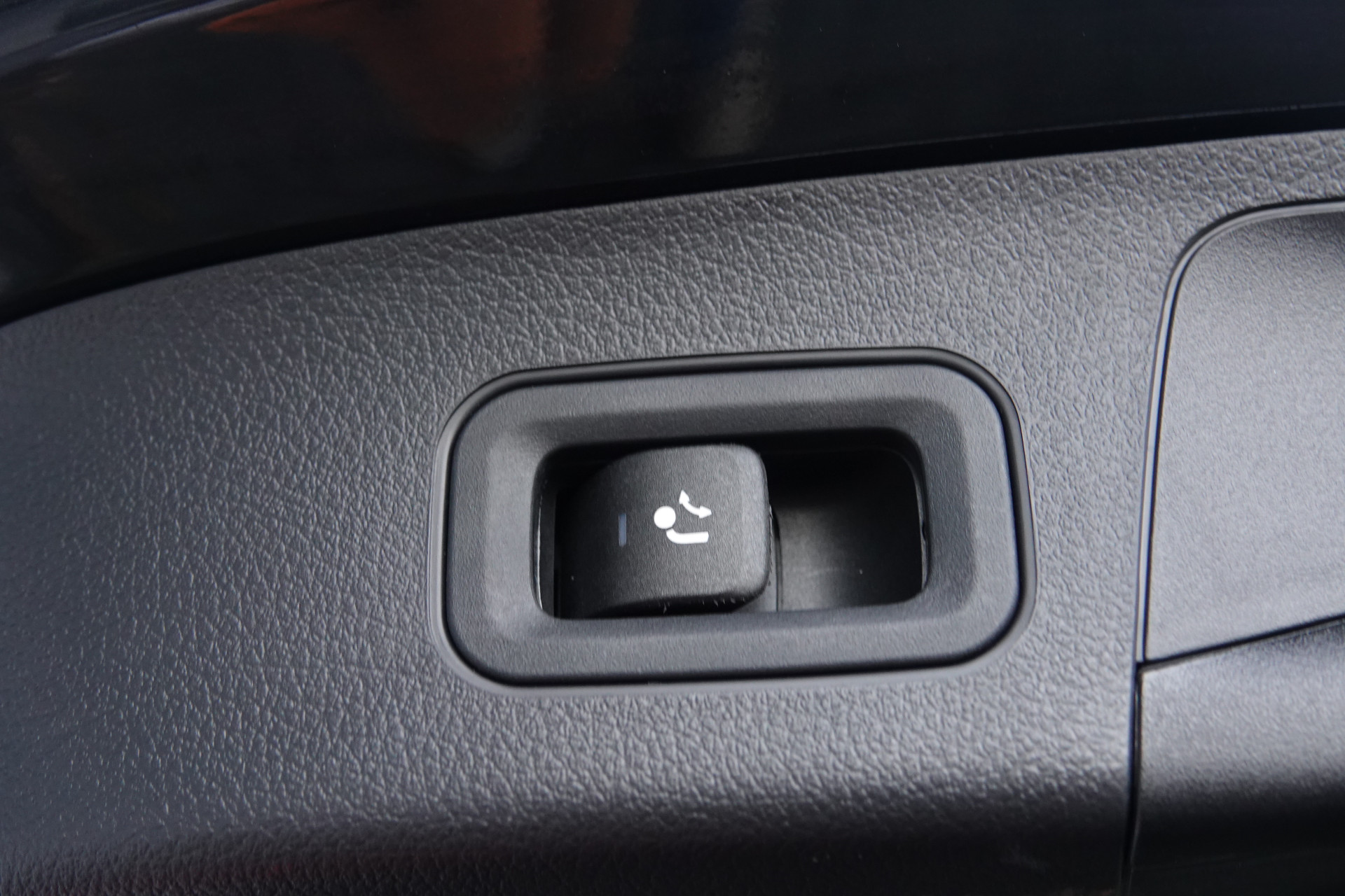 tweedehands Mercedes-Benz GLA 200 AMG Line Night Pakket | Trekhaak | Sfeerverlichting | Camera | BTW |  – beschikbaar bij Van de Velde Auto’s